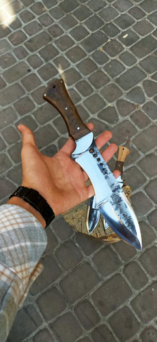 چاقو شکاری زنجان سرابی طول کار 32 سانت انتهای کار جایه بند قبضه فولادی جنس تیغه فولاد فنر جنس دسته در دو طرح میکارتا و ترکیب میکارتا و چوب نارون